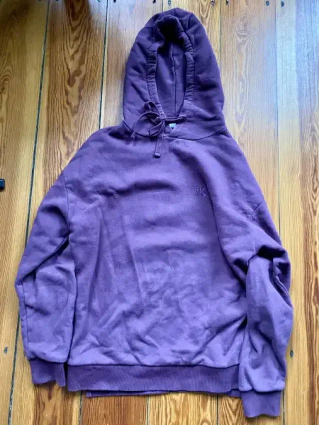 Hoodie mit Schlitzen 