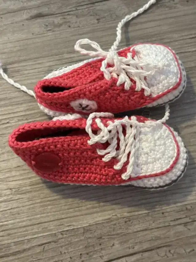 Baby Strick-Chucks handgestrickt