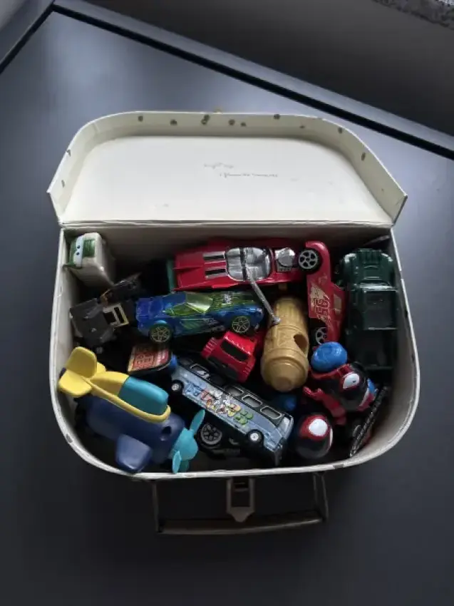 Diverse Autos im Koffer 