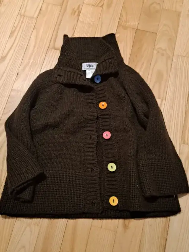 Strickjacke braun, bunte Knöpfe