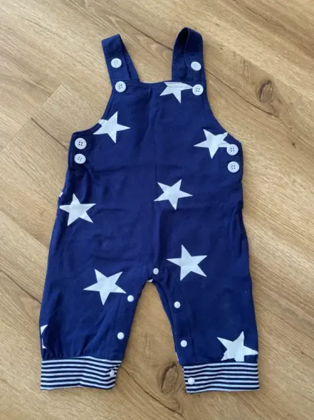 Latzhose mit Sternen