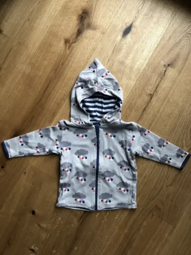 Hoodie Jacke grau mit bunten Wolken, Gr 80-86
