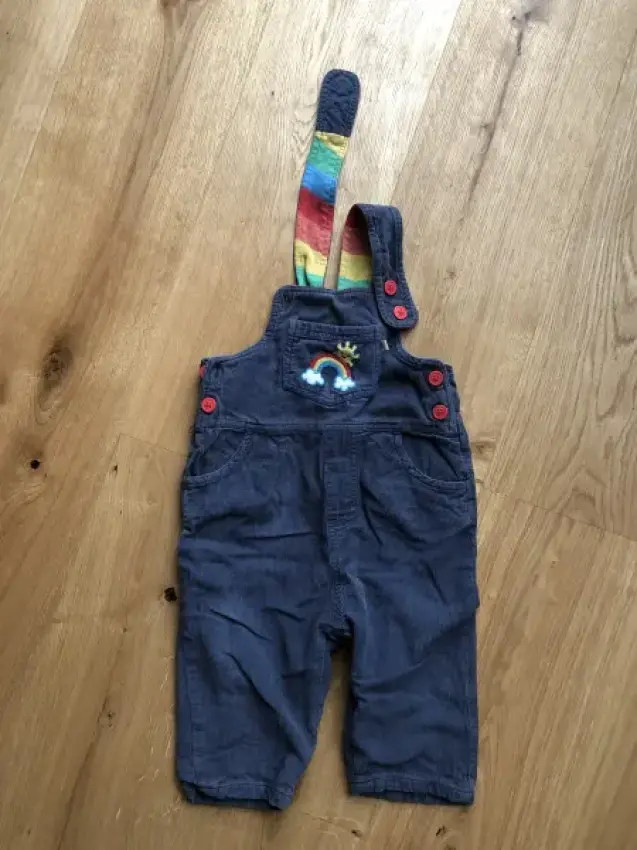 Latzhose Frugi Organic Kord blau mit Stick