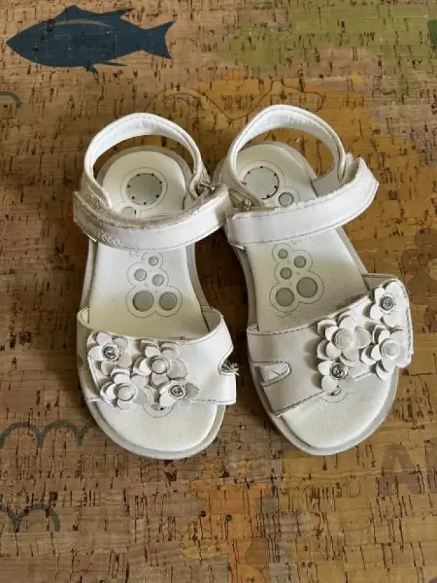 Sandalen mit Blumen weiß