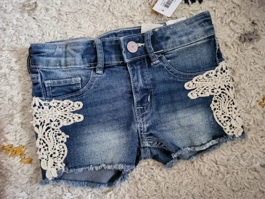 Jeans-Shorts mit Spitzendetail