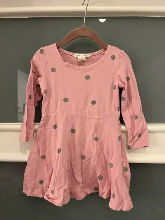 Rosa Kleid mit Punkten
