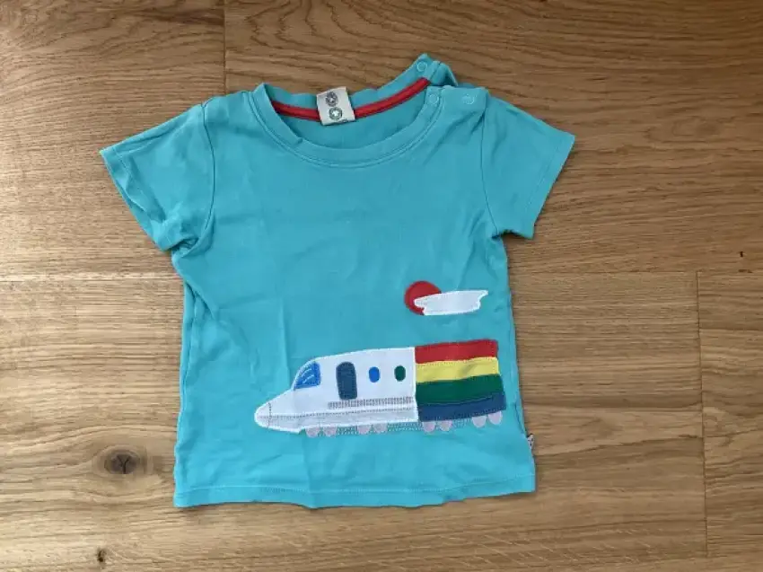 Frugi T-Shirt grün mit Zug