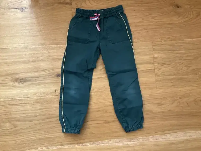 Boden Hose grün mit Schleife