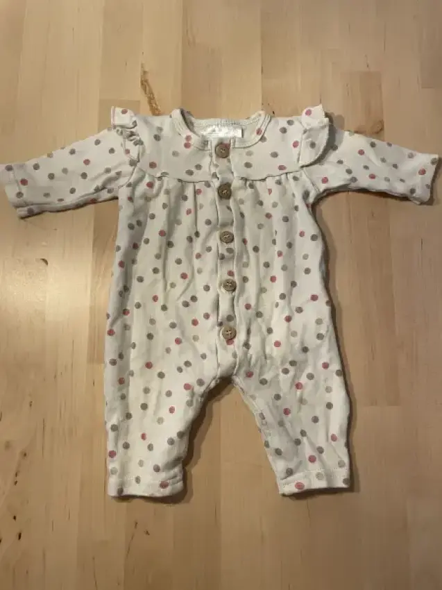 Strampler mit Punkten, 50