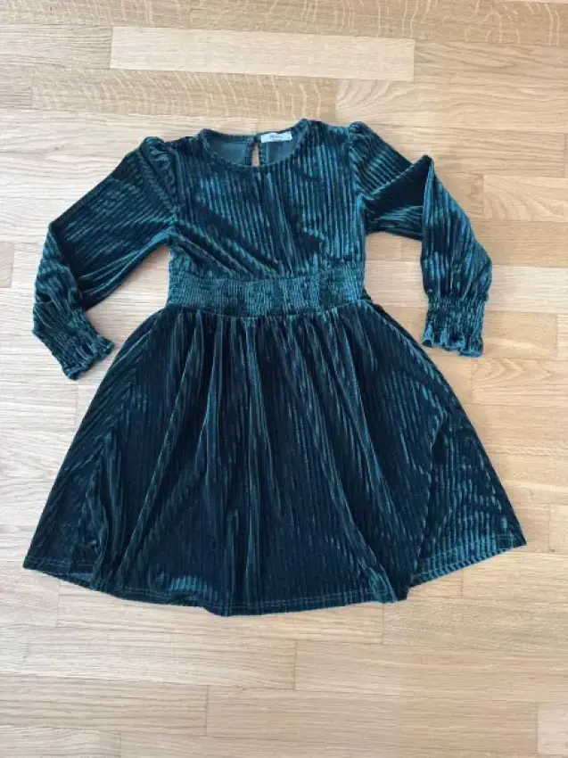 Samtkleid grün