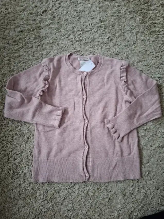 Strickjacke Zara 128 flieder Rüschen