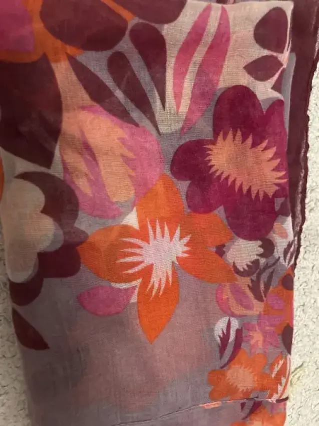 Lila Blumen Schal