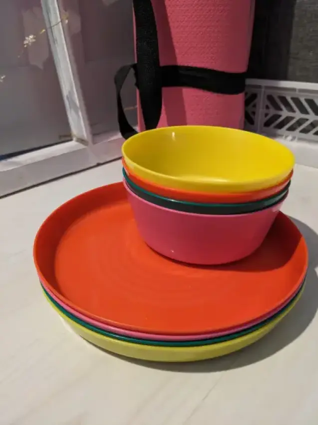 Ikea Teller und Schüsseln bunt