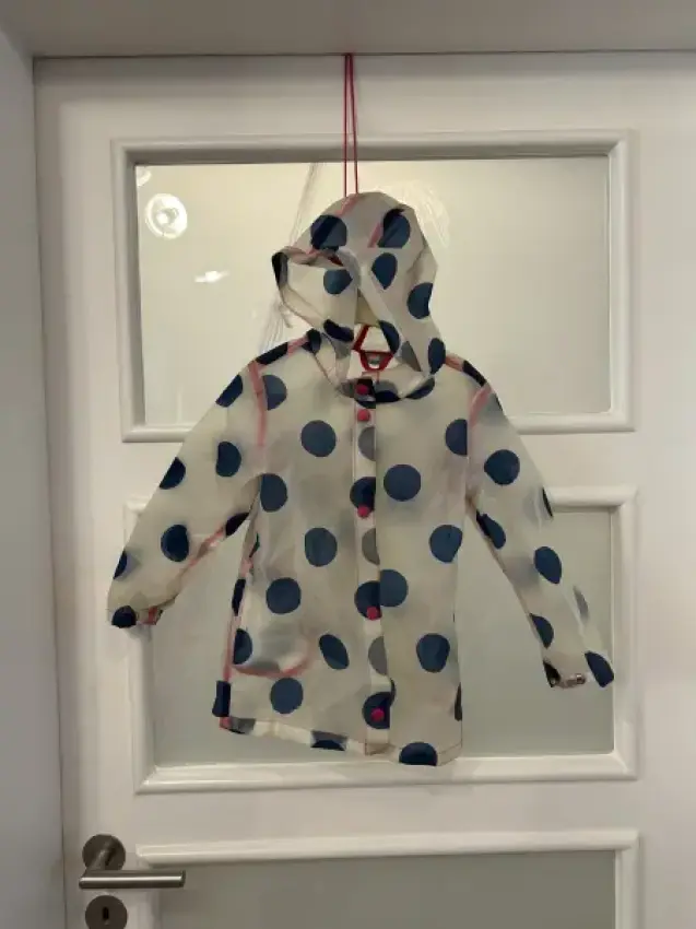 Regenmantel mit Punkten